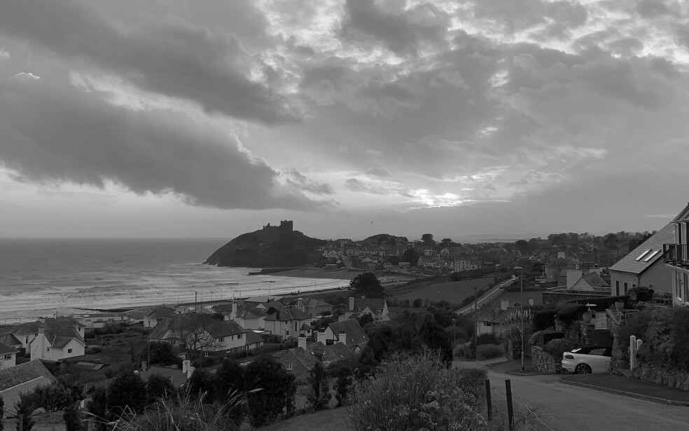 Una fotografía panorámica de la costa de una ciudad