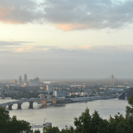 Una foto de Kiev vista desde la orilla del río